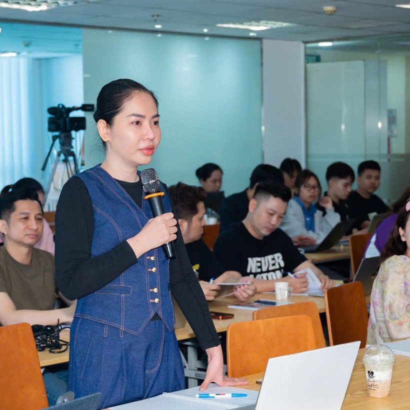 Nguyễn Ngọc Giàu chia sẻ tại lớp học
